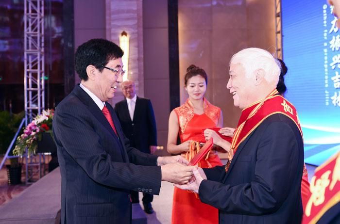 1、第二届全球吉商大会上，，，，，省委书记巴音朝鲁为获得“吉商突出贡献人物”奖的曹和平董事长颁奖.jpg